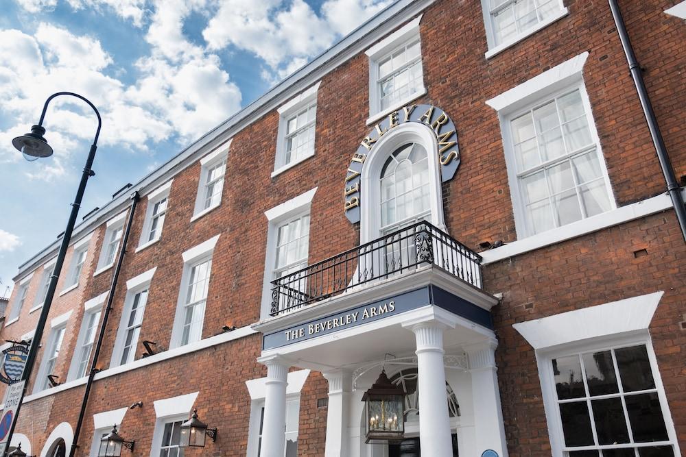 The Beverley Arms Hotel Екстер'єр фото The Berkeley Arms